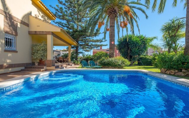 Villa - 5 Bedrooms with Pool and WiFi - 107872