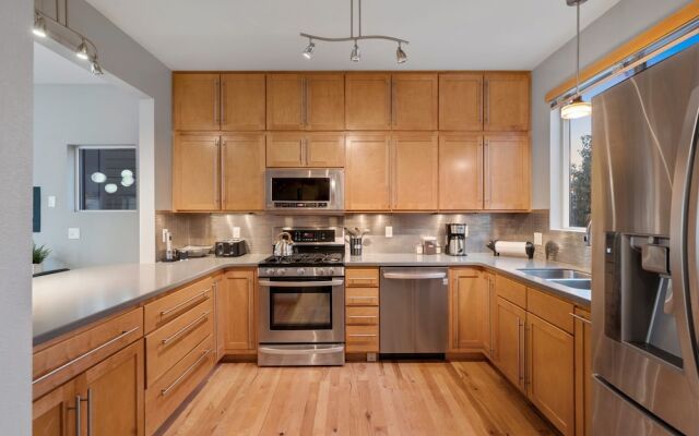 Sleek Home Near Old Town W/ Rftp Hot Tub & Mtn Views