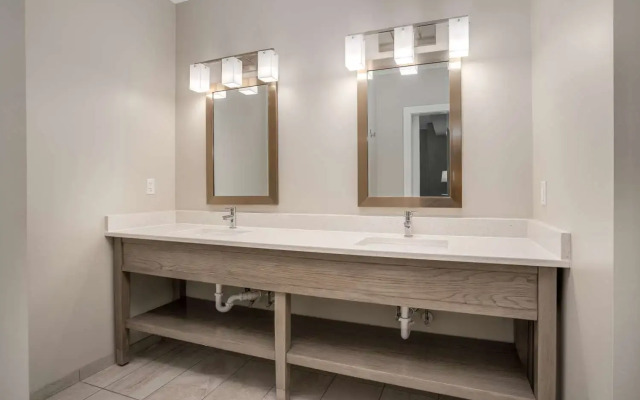 Lighthouse Suites - Best Western Signature Collection