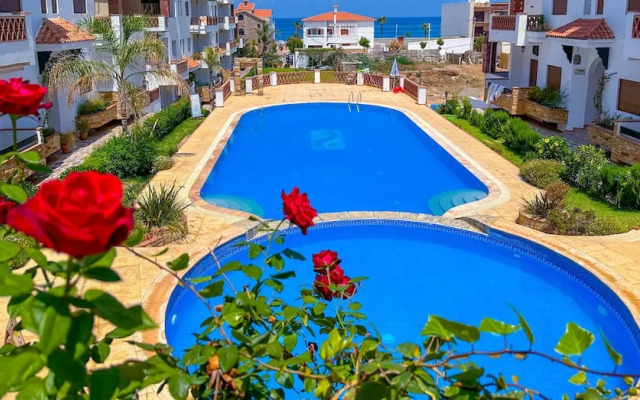Apartment with pool direct access to sea
