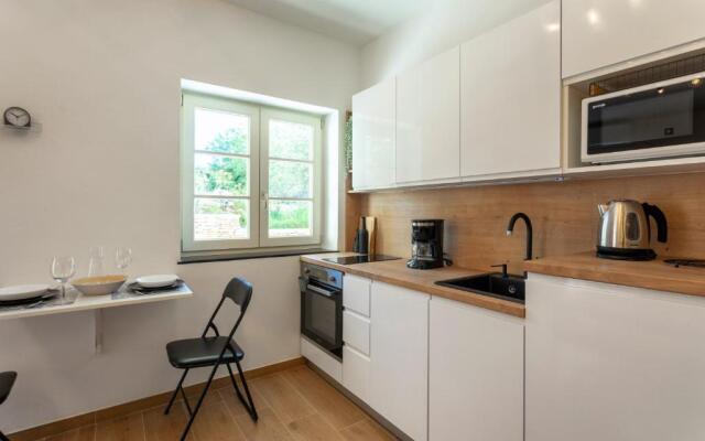 TEONA Luxury Studio Apartment with jacuzzi and garden view