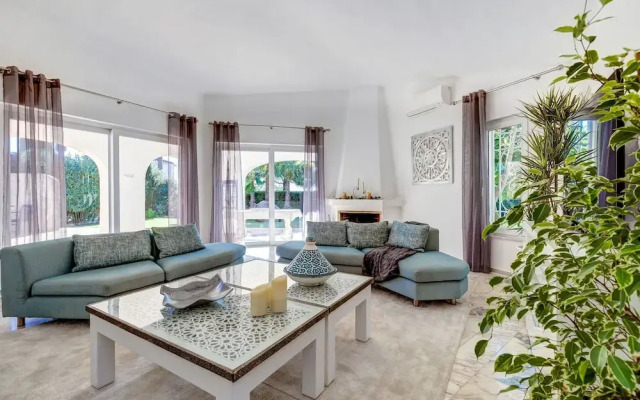 Golfinhos Magnificent Spacious 5 Bedroom Villa