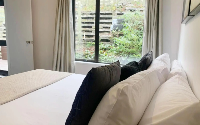 4 bedroom home, unlimited wifi, fantastic lake views with private balcony – Guest Rooms – Queenstown