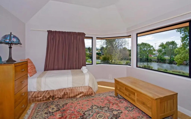 Riverside Villa - in the City by the River!