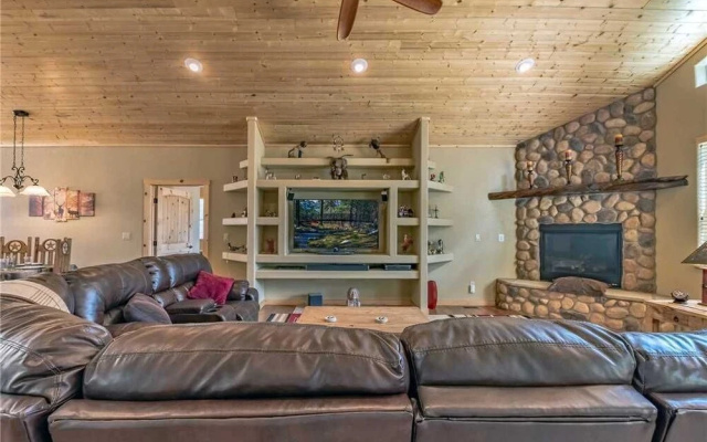 Heavenly Pines - Three Bedroom Cabin with Hot Tub