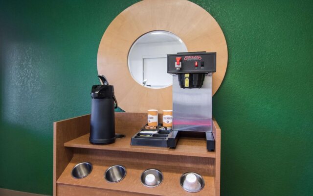 HomeTowne Studios by Red Roof Raleigh - Durham