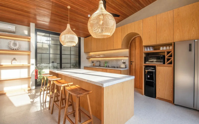 Stylish 5BR Boho Hideaway, 5 Minutes From Bingin