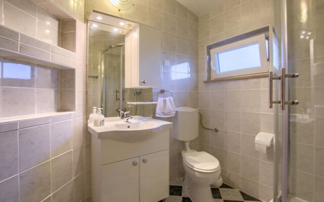Awesome Home in Jadreski With 4 Bedrooms and Wifi