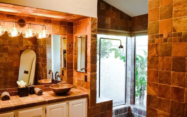 4-bdrm Vacation Dream Home W/backyard Paradise!