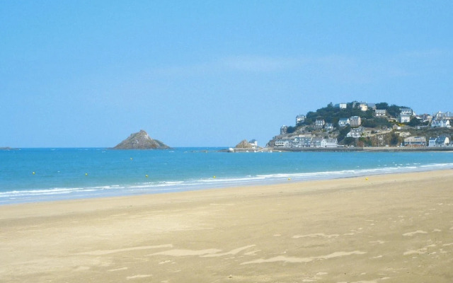 Nice Holiday Home Near the Beach, Hillion