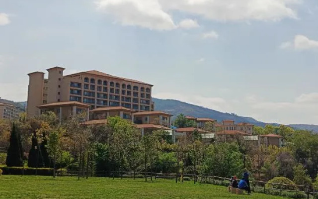 Fuxian Lake Xisu Hotel