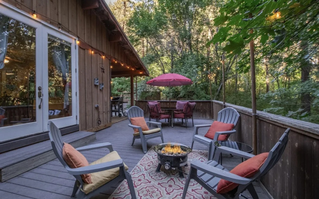 Bear Paw 2 Bedroom Home by NW Comfy Cabins by RedAwning