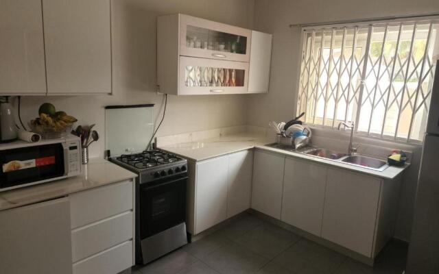 Private 3 Bedroom Home in Gated Community B's Guest House