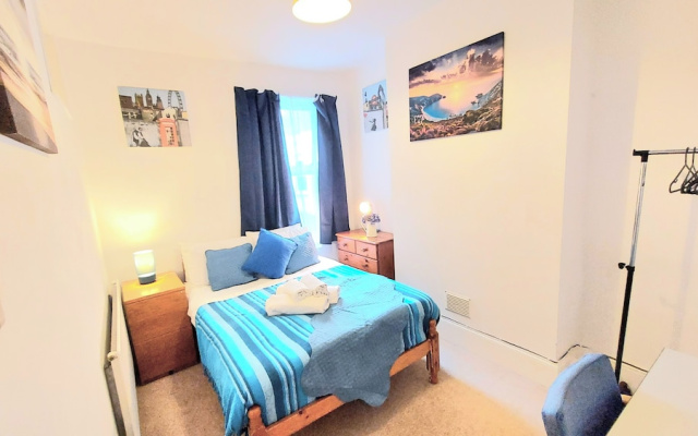 5Br House-sleeps12-garden-familyfriendly