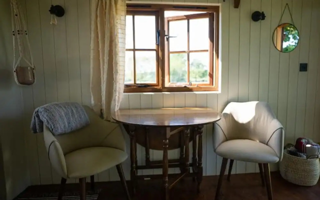 Harbour Ranch Hut - Rustic Countryside Escape