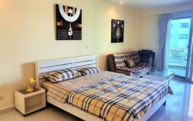 Jomtien Plaza Residence Large Modern Studio Apartment
