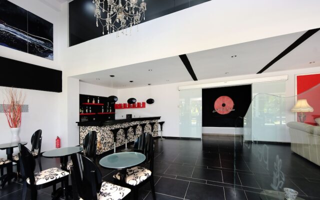Rhodes Superior Suite - Sunny Poolside Retreat