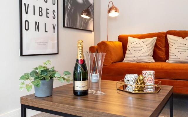 Stylish 2 bed town centre apartment with parking