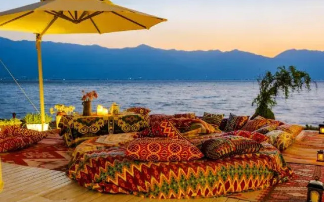 Queting Lake View Inn