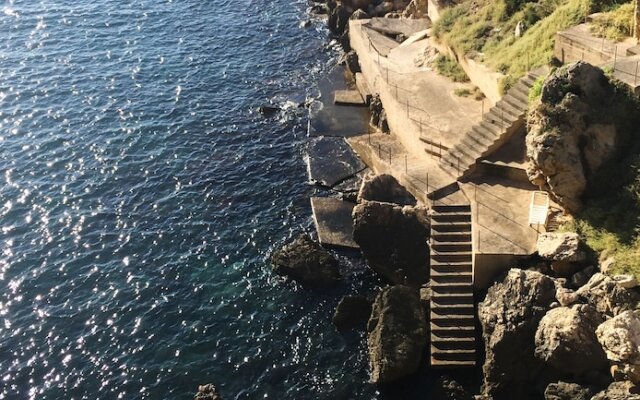 Una Scogliera sul Mare con Piscina by Wonderful Italy