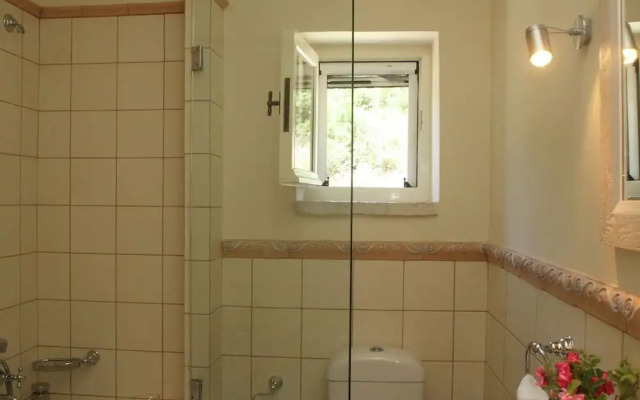 Spacious Villa in Vasiliki with Swimming Pool & Hot Tub