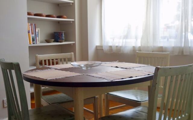 Spacious 2 Bedroom Home In Leith