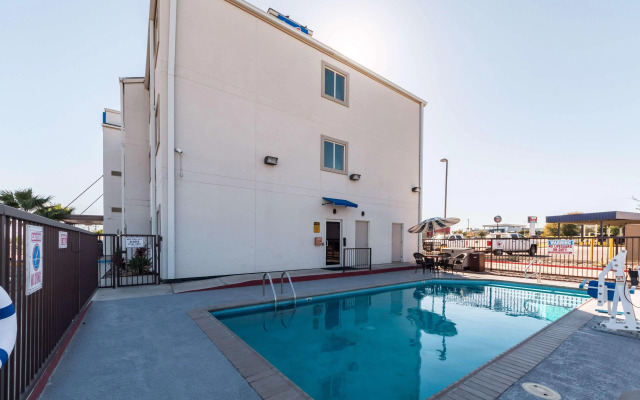 Motel 6 Eagle Pass, TX - Lakeside