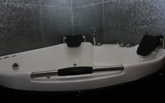 Golden vox hotel suite