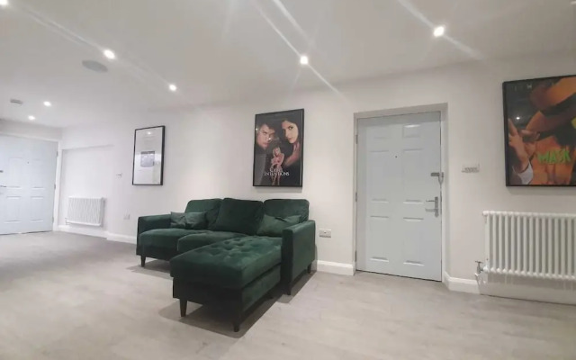 2 Bed Hollywood Movie Themed Apt
