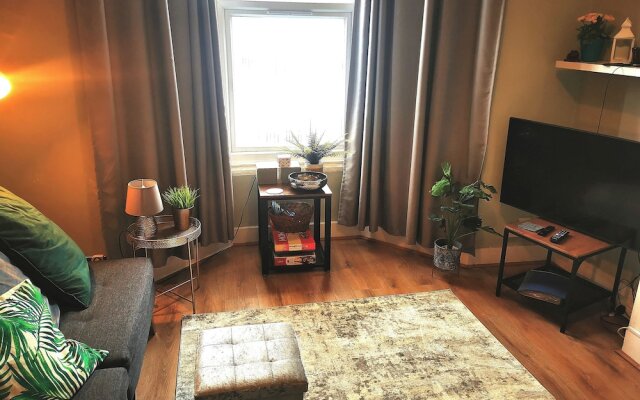 1-bed Victorian gf Apartment in London