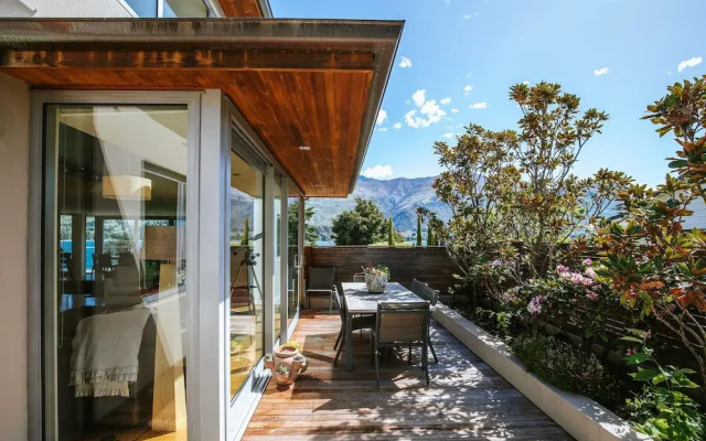 Lakeside Rd - Lake Views - Sleeps 10