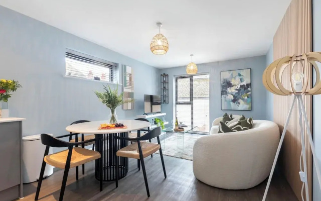 Beautiful 2 Bedroom Apartment With Parking in The Docks