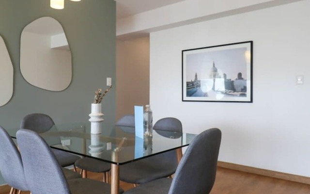 w Amazing 3BR With Balcony in Miraflores