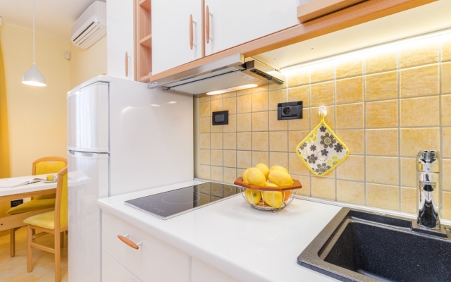 Apartment Escape - 20 m from sea: Yellow Medulin, Istria