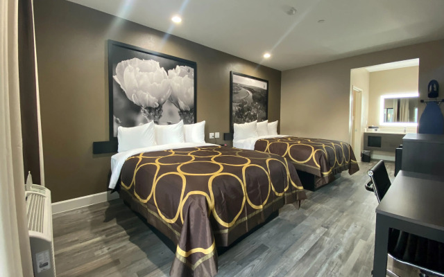 Super 8 by Wyndham Niagara Falls by the Falls
