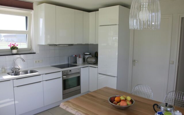 Luxurious, Detached Holiday Home Right by the Water