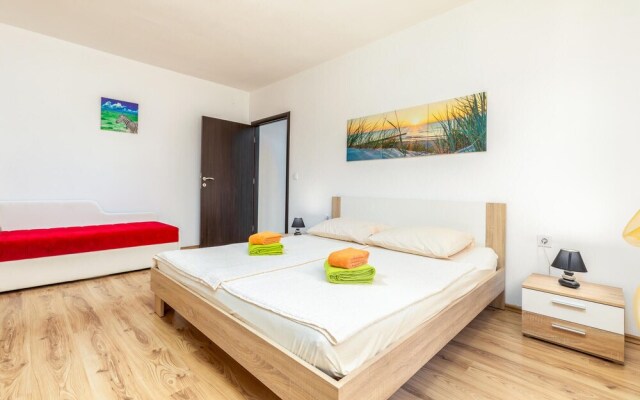 Beautiful Home in Valbandon With Wifi and 4 Bedrooms
