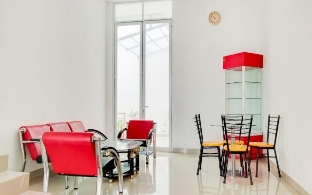 OYO 3512 Golden White House