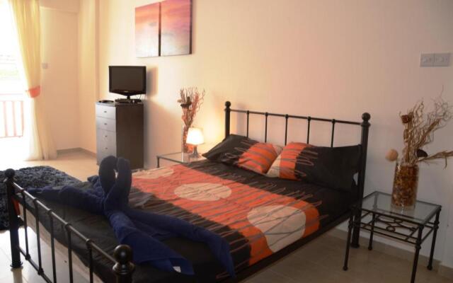 Studio with shower room E5, full kitchen, poolside, FREE WIFI