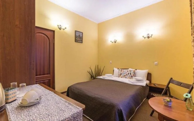 Anichkov Bridge Living Quarters