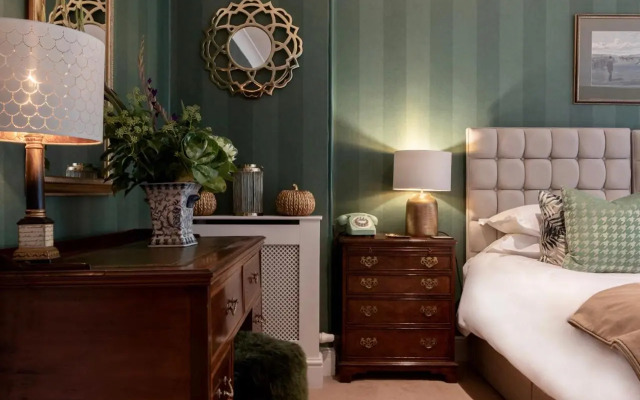 Burleigh Court Cotswols