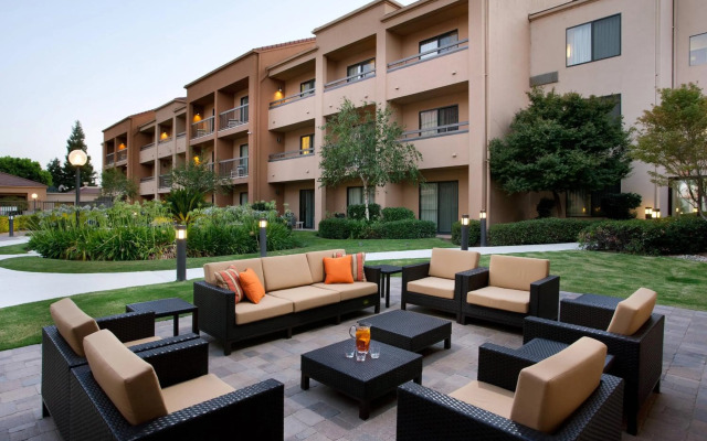 Courtyard by Marriott Bakersfield