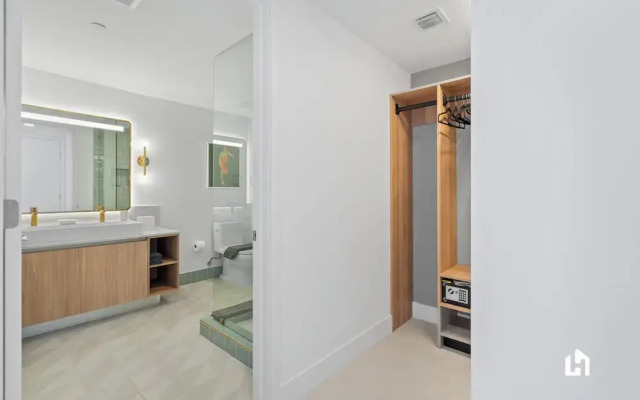 Stylish Apartments with Partial Ocean Views in Downtown
