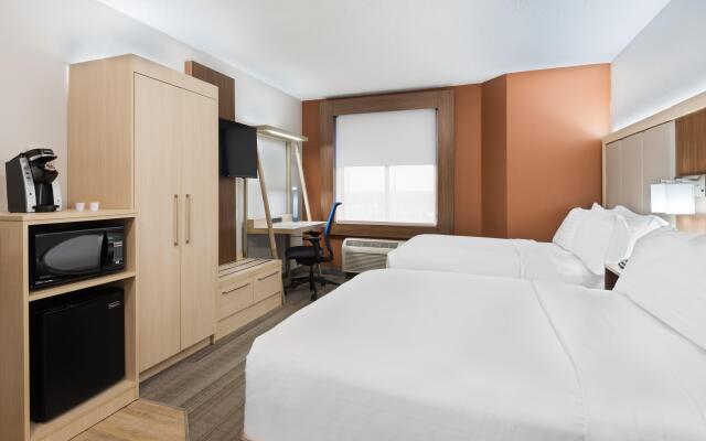 Holiday Inn Express & Suites Nearest Universal Orlando, an IHG Hotel