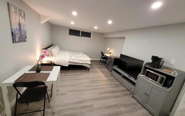 Guest House - Master Bedrooms in Bayview Village - Central North York, Toronto