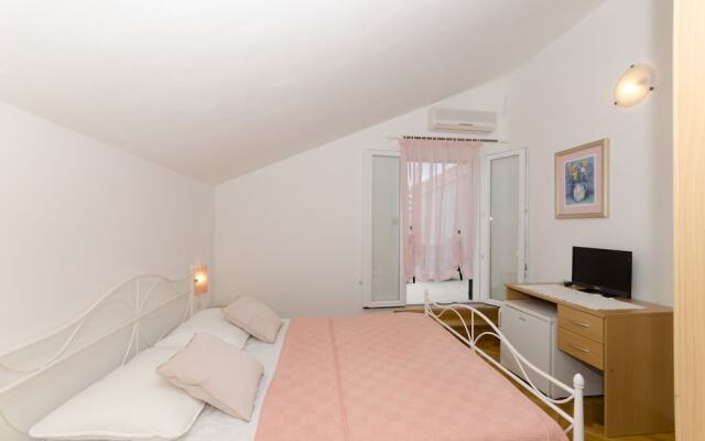 Apartment and Rooms Mate