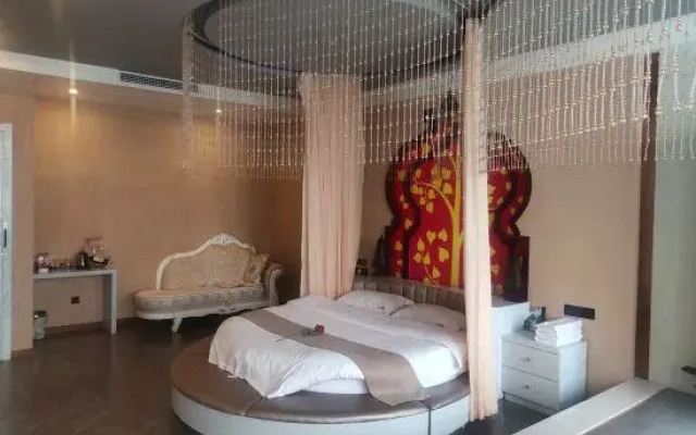 Pingjiang Qihang Theme Hotel
