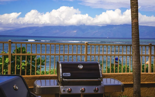 Royal Kahana 318 Studio Bedroom Condo by RedAwning