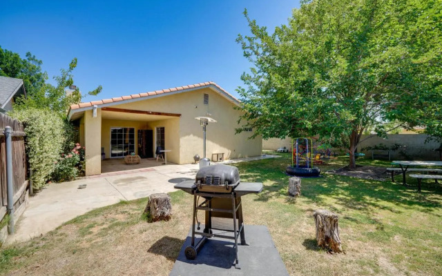 Fun-filled Backyard: Bakersfield Family Haven!
