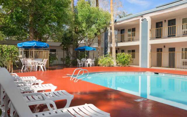 Travelodge by Wyndham Bakersfield